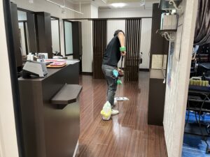 創美社 ALL BLACKS 床清掃風景2