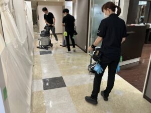 創美社 ALL BLACKS 床清掃風景1